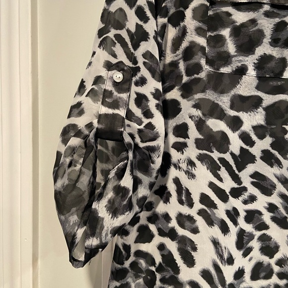Ambiance Apparel Size M 3/4 Tab Sleeve Sheer Button Down Snow Leopard Print Top - Picture 2 of 12